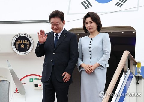 President Lee Jae Myung (L), alongside his wife, Kim Hea Kyung, waves upon arrival at Seoul Air Base in Seongnam, south of Seoul, on Sept. 10, 2026, wrapping up a four-day state visit to France. (Yonhap) (END)