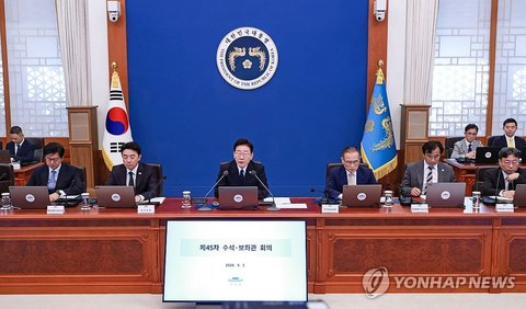 President Lee Jae Myung (3rd from L) attends a meeting with his senior secretaries at the presidential office Cheong Wa Dae in Seoul on Sept. 3, 2026. (Yonhap) (END)