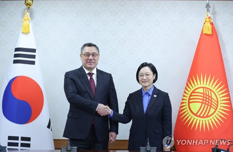 South Korean Prime Minister Han Seong-sook (R) poses for a photo with Kyrgyz President Sadyr Japarov during their meeting at the government complex in Seoul on Sept. 17, 2026. (Yonhap) (END)