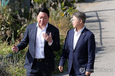 SK Group Chairman Chey Tae-won (L) visits Gwangju Air Base in the southwestern namesake city on Oct. 9, 2026, after the air base was selected as the site for a project to build a new chip cluster. (Yonhap) (END)