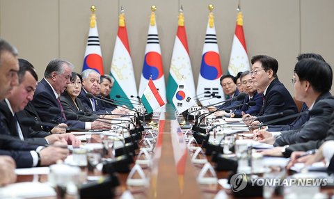 South Korean President Lee Jae Myung (3rd from R) and Tajik President Emomali Rahmon (3rd from L) hold summit talks at the presidential office Cheong Wa Dae in Seoul on Sept. 16, 2026. Rahmon is in the South Korean capital to attend the first South Korea-Central Asia Summit. (Yonhap) (END)