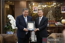 Indonesia’s Coordinating Minister for Economic Affairs Airlangga Hartarto (left) met with Fujian Province Deputy Governor Zhao Zenglian (right) in Jakarta on Wednesday (July 22, 2026). 