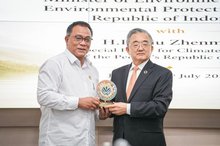 Indonesia's Environment Minister Jumhur Hidayat and China's Special Envoy for Climate Change Liu Zhenmin