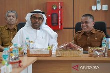 Mayor of Palu Hadianto Rasyid (right) meets with UAE Ambassador to Indonesia Abdulla Salem Al Dhaheri (left) 
