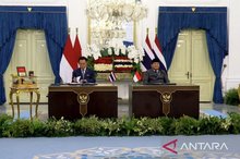 President Prabowo Subianto (right) and Thai PM Anutin Charnvirakul (left)