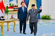 Indonesian President Prabowo Subianto (right) and Thai Prime Minister Anutin Charnvirakul (left)