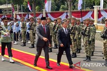 Defense Minister Sjafrie Sjamsoeddin (left) and Thai Defense Minister Lt. Gen. Adul Boomthumjareon (right)