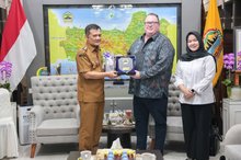Central Java Governor Ahmad Luthfi (left) and Chairman of Pure Battery Technologies Stephen Wilmot (center)