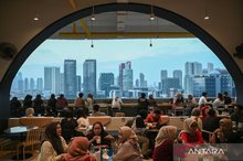 Visitors enjoy meals at a dining spot in Kuningan City Mall, Jakarta