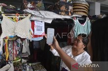 A customer using a Quick Response Code Indonesian Standard (QRIS) digital payment 
