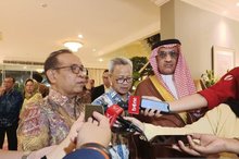 Indonesian Coordinating Minister for Human Development and Cultural Affairs Pratikno (left) and Saudi Arabian Ambassador to Indonesia Faisal Abdullah Al Amoudi (right)