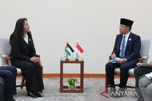 Indonesian Foreign Minister Sugiono and Palestinian Minister of Social Development Samah Hamad