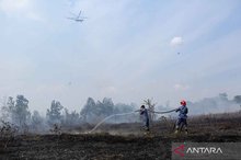 Air Force personnel attempt to extinguish forest and peatland fires