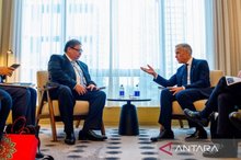 Indonesian Coordinating Minister for Economic Affairs Airlangga Hartarto (left) and Canadian Prime Minister Mark Carney