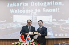 Jakarta Deputy Governor Rano Karno (left) meets with Seoul Deputy Mayor Jeong Sang-hun