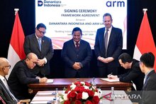 President Prabowo Subianto (center) witnesses the signing of a cooperation agreement between BPI Danantara and Arm Limited London in London, UK on Monday (Feb 23, 2026). (ANTARA)