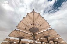 250 Umbrellas and 436 Misting Fans Help Cool Prophet's Mosque Courtyards