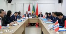 Nguyen Trong Nghia (six from right), Politburo member and Secretary of the Party Central Committee, holds a working session with President of the Democratic Labour Party Carlos Lupin. (Photo: VNA)