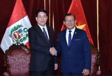 Vietnam’s State President Luong Cuong (left) and President of the Congress of Peru Eduardo Salhuana at their meeting in Lima on November 13 afternoon (local time) (Photo: VNA)