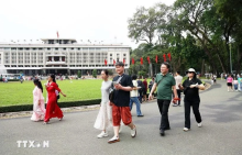 Tourists visit the Independence Palace in Ho Chi Minh City. (Photo: VNA)