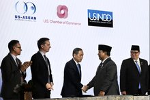 Indonesia’s President Prabowo Subianto witnesses the signing of multiple MoUs between Indonesian and US business leaders in Washington, on Wednesday (Feb. 18, 2026). (ANTARA)