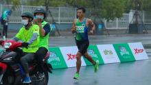 Le Van Tuan (right) at the VPBank Hanoi Marathon on Sunday. (Photo: thethao.vn)