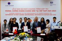 The 2021-2023 Partnership to fight against AMR in Vietnam between the Vietnamese Ministry of Health (MoH)’s Medical Service Administration, the British Embassy in Vietnam and the Representative Office of GSK Pte Ltd in Vietnam is signed on November 26. (Photo: VNA)