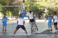 Cadets from the two naval academies of Vietnam and Indonesia play a friendly volleyball match. (Photo: VNA)