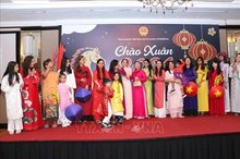 Vietnamese generations in Sri Lanka showcase traditional ao dai. (Photo released by VNA)