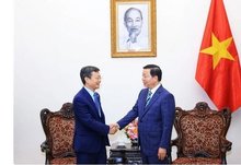 Deputy Prime Minister Tran Hong Ha (right) and Chen Sichang, General Manager of the China Civil Engineering Construction Corporation. (Photo: VNA)