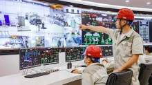 Workers at the Soc Son waste-to-energy plant, located in the Nam Son Waste Treatment Complex in Hanoi’ Soc Son district, operate the waste treatment process to generate electricity (Photo: VNA)