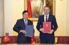 Sen. Lt. General Hoang Xuan Chien (L), member of the Party Central Committee and Deputy Minister of National Defence of Vietnam, and Konstantin Mogilevsky, Russia’s Deputy Minister of Science and Higher Education exchange the minute of the meeting (Photo: VNA)