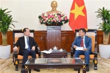 Standing Deputy Minister of Foreign Affairs Nguyen Minh Vu (right) receives Deputy Chairman of the Foreign Affairs Committee of the National People’s Congress of China Fu Ziying in Hanoi. (Photo:VNA).