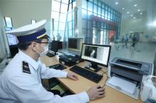 An official from the International Health Quarantine Centre in Lạng Sơn Province use equipment to support health quarantine efforts at the Huu Nghi International Border Gate. (Photo: VNA)