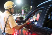  Police in An Giang province check alcohol levels of a driver. (Photo: VNA)