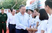 Party General Secretary To Lam visits residents and soldiers on Bach Long Vi island on November 14. (Photo: VNA)