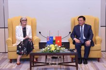 Prof. Dr. Nguyen Xuan Thang (R), Politburo member, President of the Ho Chi Minh National Academy of Politics (HCMA), and Chairman of the Central Theory Council meets with Australian Governor-General Sam Mostyn in Hanoi on September 10. (Photo: VNA)
