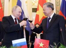President To Lam (R) hosts a banquet in Hanoi on June 20 evening in honour of Russian President Vladimir Putin. (Photo: VNA)