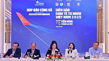A representative of the Organising Committee shares information about the Forum at the press conference. (Photo: nhandan.vn)
