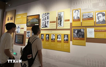 Visitors learns about the President Ho Chi Minh’s revolutionary career through the exhibition. (Photo: VNA)