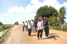 Members of the delegation meetband interview historical witnesses of the Pol Pot genocide regime at the Go Po Chey site in Kandeang district, Pursat province of Cambodia (Photo: VNA)