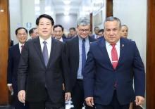 State President Luong Cuong (L) and President of the Council of Ministers of Peru Gustavo Adriazén. (Photo: VNA)