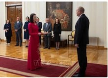 Vietnamese Ambassador to Bulgaria Nguyen Thi Minh Nguyet presents her credentials to Bulgarian President Rumen Radev. (Photo: VNA)