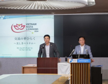 Vietnamese Ambassador Pham Quang Hieu (left) and Governor of Kanagawa prefecture Kuroiwa Yuji at the press conference on August 14 (Photo: VNA)