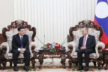 Deputy Prime Minister of Laos Kikeo Khaykhamphithoune (right) recieves Chairman of the Vietnam - Laos Friendship Association Nguyen Dac Vinh in Vientiane on July 18. (Photo: VNA)
