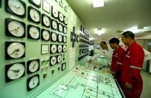 Russian and Vietnamese experts at the Vietsovpetro oil transfer control room (Photo: VNA)