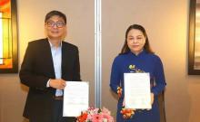 Vice Chairwoman and General Secretary of the VFF Central Committee Nguyen Thi Thu Ha (R) and Chief Executive Director of the People’s Association (PA) of Singapore Jimmy Toh exchange the MoU. (Photo: VNA)