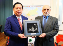 Nguyen Trong Nghia (right), a Politburo member and Secretary of the Communist Party of Vietnam's Party Central Committee and head of its Commission for Information and Education presents a souvenir to Acting General Secretary of the Communist Party of Argentina (CPA) Jorge Kneyness (Photo: VNA)