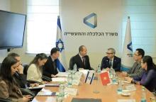 At the meeting between Vietnamese Ambassador to Israel Ly Duc Trung and Israeli Minister of Economy and Industry Nir Barkaton November 11. (Photo: VNA)