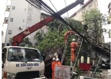 The power sector's workers are restoring electricity grid ruined by the typhoon. (Photo: VNA)